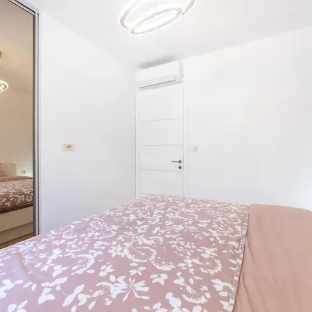 Luxury Sunny Side Apartment