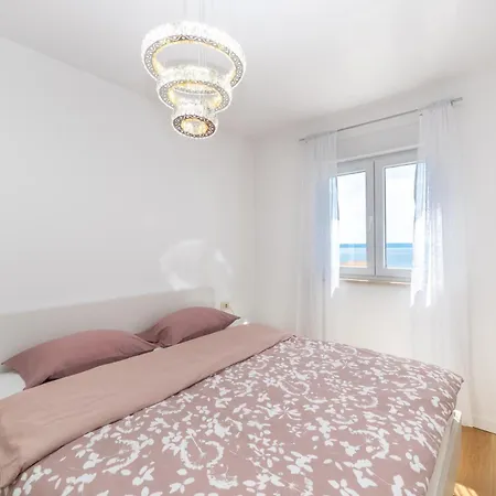 Luxury Sunny Side Apartment