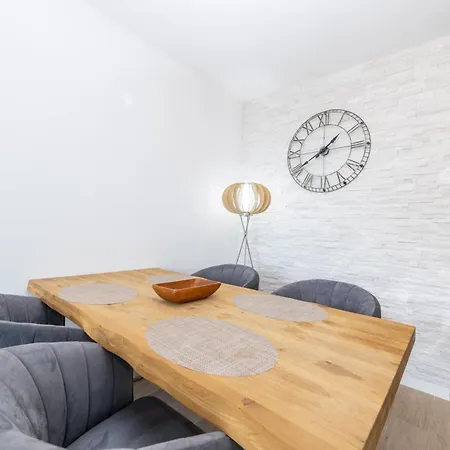 Luxury Sunny Side Apartment