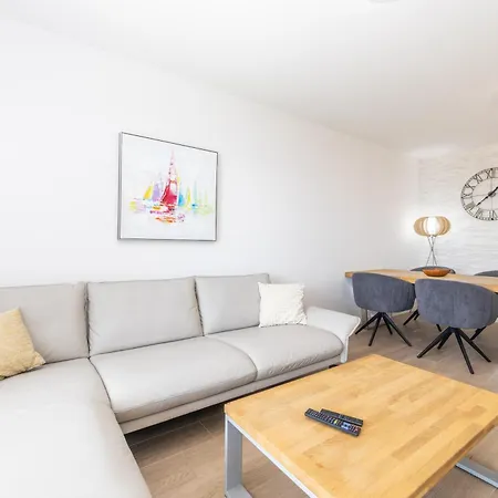 Luxury Sunny Side Apartment *
